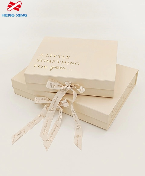 Caixa de presente com tampa de fecho magnético