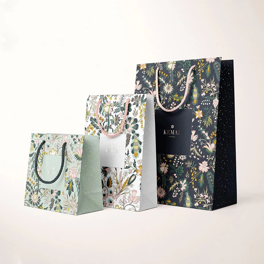 Sacolas de papel com alças e logotipo