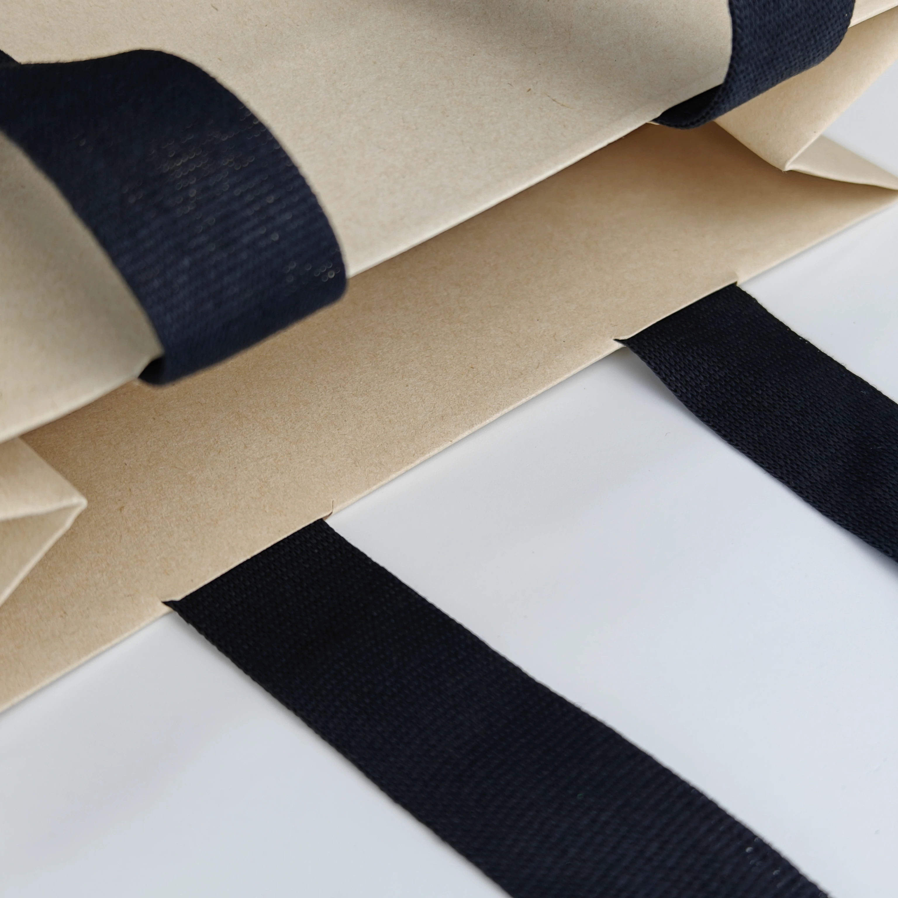  Sacolas de papel com alças de tecido
